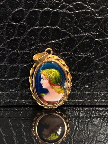 Broche ovale monture or 18 carats 750 millièmes à décor d’un émai...