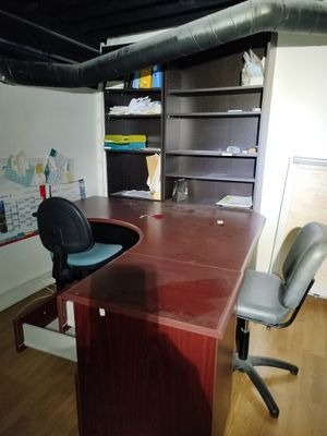 Ensemble comprenant un bureau d'angle avec caisson sous bure…