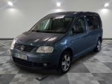 la photo d'une camionnette bleue garée dans un garage