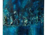 une peinture représentant un paysage urbain dans des tons de bleu et de noir, avec un ciel en arrière-plan