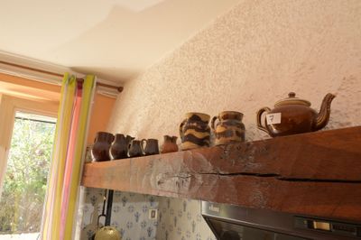 une étagère sur laquelle sont posées des théières, dans une cuisine