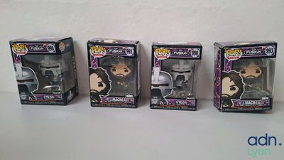 Trois boîtes de figurines Funko Pop en vinyle sont alignées sur une table