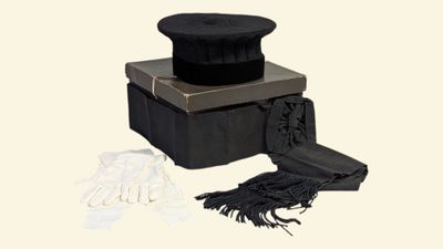 un bonnet, des gants et une écharpe posés sur une boîte