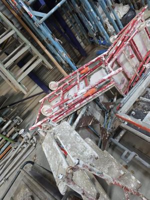 une photo d'une pièce où se trouvent plusieurs chaises