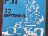 une personne tenant un livre sur lequel figure l'image d'une voiture de course