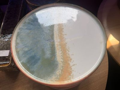 une tasse de café posée sur une table en bois
