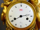 une horloge en or ornée d'un cheren
