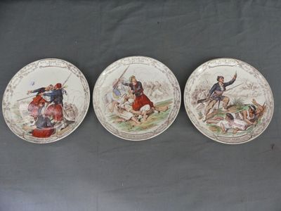trois assiettes sur lesquelles figure l'image d'un homme et d'un chien