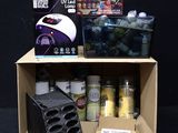 une boîte de peinture et d'autres objets posés sur une table
