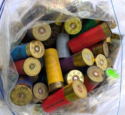 un sac rempli de cartouches de fusil de chasse de différents types