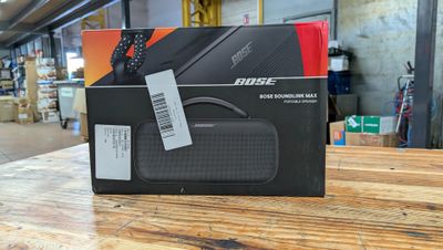 la boîte de l'enceinte Bluetooth Bose est posée sur une table en bois