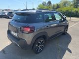 l'arrière d'une Citroën grise garée sur un parking