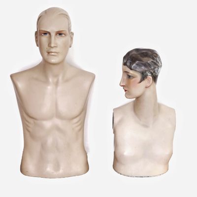 deux têtes de mannequin, l'une d'homme et l'autre de femme, sur fond blanc