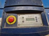 une machine bleue avec un bouton rouge sur le côté
