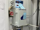 un chauffe-eau fixé au mur dans une pièce