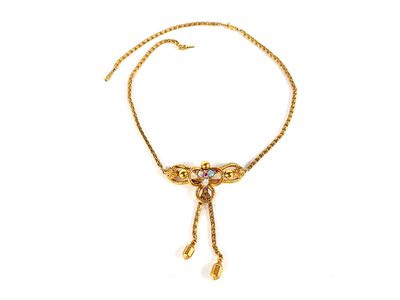 gros plan d'un collier sur fond blanc