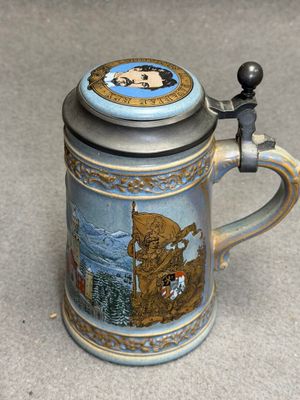 Chope en faïence monture en étain.