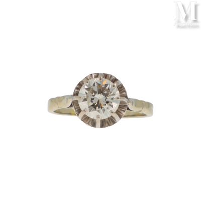 gros plan d'une bague en diamant sur fond blanc