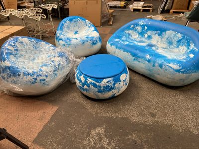 beaucoup de meubles bleus et blancs posés à même le sol