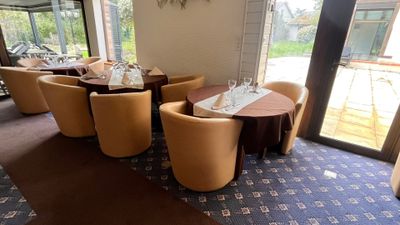 une table et des chaises dans un restaurant donnant sur l'extérieur