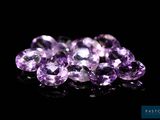des améthystes violettes sur un fond noir