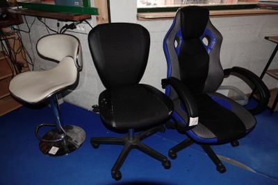 deux chaises de bureau placées l'une à côté de l'autre sur un sol bleu