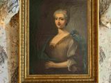 un tableau représentant une femme en robe, accroché au mur