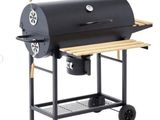 un barbecue noir à roulettes sur fond blanc