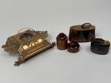quatre types différents d'objets en laiton sur un fond blanc