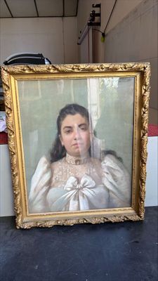 une photo d'une femme en robe blanche et une photo d'une femme en robe blanche