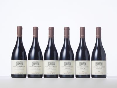 six bouteilles de vin rouge alignées