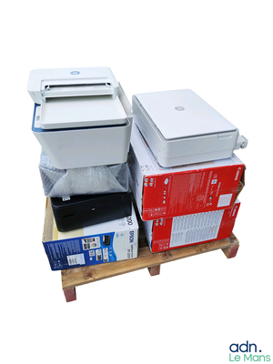 une pile de cartons et une imprimante posée sur une palette
