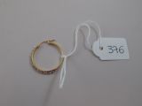 une bague posée sur la table, à côté d'une étiquette de prix