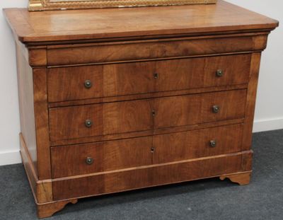 une commode en bois surmontée d'un miroir