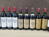 plusieurs bouteilles de vin sont alignées sur une table