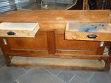 une table en bois surmontée de deux tiroirs