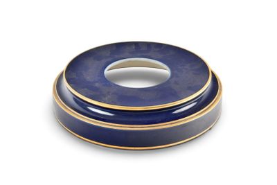 un anneau bleu et doré sur un fond blanc