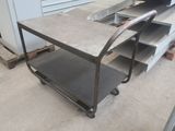 une image représentant une table sur laquelle se trouve une étagère
