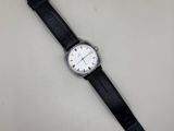 gros plan d'une montre sur une table à fond blanc