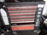 une image d'un garage avec des outils et des outils sur le sol