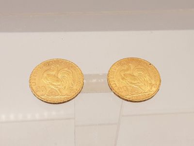 deux pièces d'or posées l'une à côté de l'autre sur un plan de travail