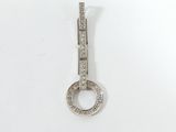 gros plan d'un pendentif en diamant sur une surface blanche