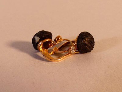 une broche plaquée or ornée de pierres noires