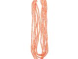 un gros plan sur un collier de perles de corail sur fond blanc