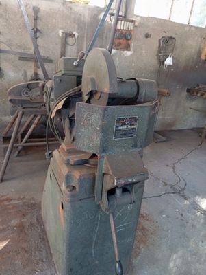 une machine qui se trouve à l'intérieur d'un bâtiment