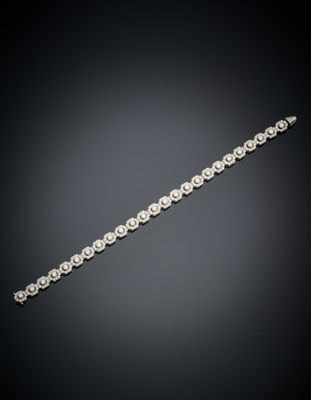 un bracelet en diamants, signé Cartier