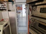 une photo d'une cuisine avec un réfrigérateur et une cuisinière