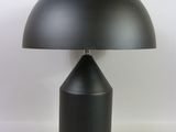 une lampe de table noire surmontée d'un abat-jour noir