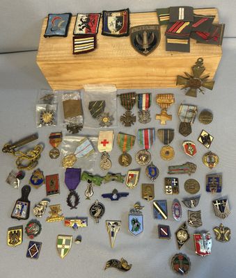 lot de médailles militaires + épaulettes