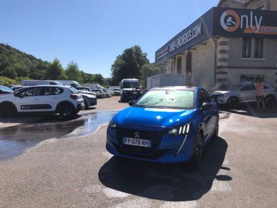 une voiture bleue garée devant un bâtiment